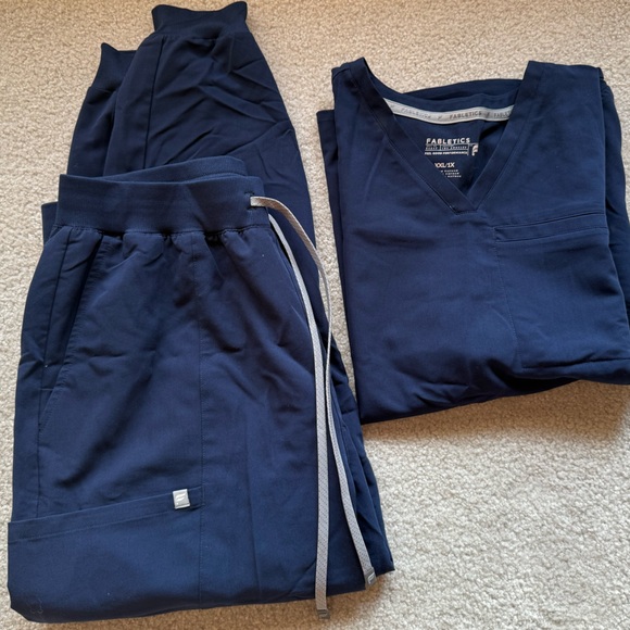 Fabletics Scrub Set - Picture 1 of 2
